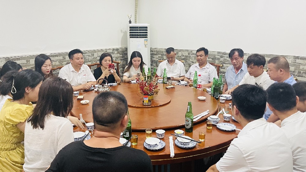 有酒有肉，不問(wèn)世事，滿(mǎn)心歡喜